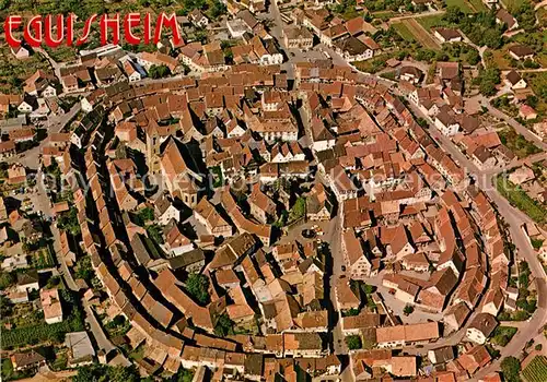 AK / Ansichtskarte Eguisheim_Haut_Rhin Bourg ancien Lieu de naissance du Pape Leon Konzentrisch bebautes altes Winzerdorf Fliegeraufnahme Eguisheim_Haut_Rhin