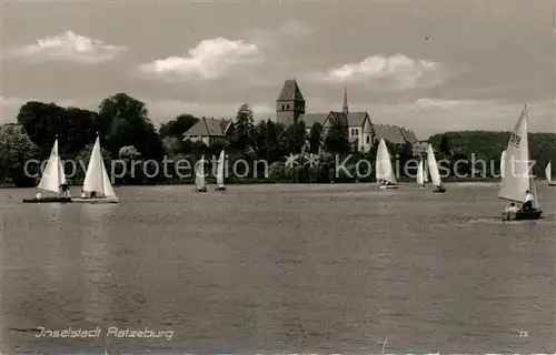 AK / Ansichtskarte Ratzeburg Blick zur Kirche Inselstadt Naturpark Lauenburgische Seen Segelboote Ratzeburg