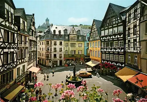 AK / Ansichtskarte Cochem_Mosel Marktplatz St Martinsbrunnen Altstadt Fachwerkhaeuser Burg Cochem Mosel