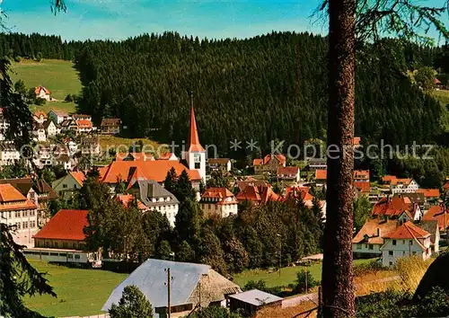 AK / Ansichtskarte Schonach_Schwarzwald Ortsansicht mit Kirche Blick vom Hoefleberg Schonach Schwarzwald