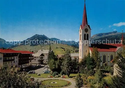 AK / Ansichtskarte Riezlern_Kleinwalsertal_Vorarlberg Ortsmotiv mit Kirche Heuberg und Hoch Ifen Allgaeuer Alpen Riezlern_Kleinwalsertal