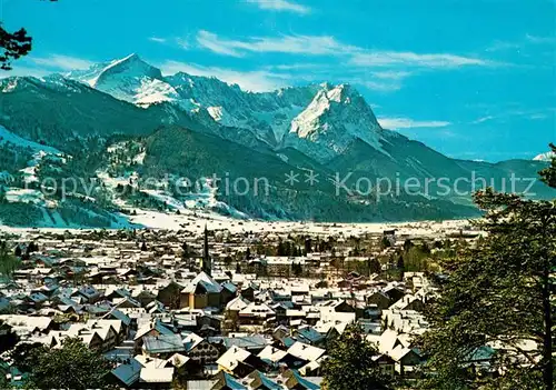 AK / Ansichtskarte Garmisch Partenkirchen Stadtpanorama gegen Zugspitze Wettersteingebirge Winterlandschaft Garmisch Partenkirchen