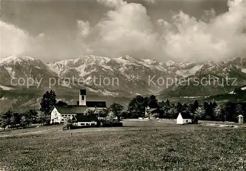 AK / Ansichtskarte Wackersberg_Bad_Toelz Ortsansicht mit Kirche Blick zur Benediktenwandgruppe Wackersberg_Bad_Toelz