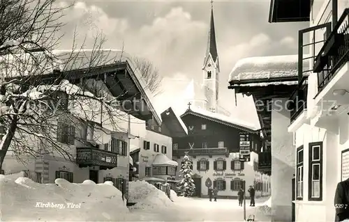 AK / Ansichtskarte Kirchberg_Tirol Ortsmotiv mit Kirche im Winter Kirchberg Tirol