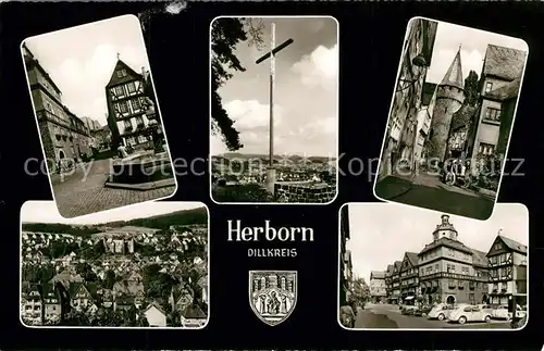 AK / Ansichtskarte Herborn_Hessen Altstadt Fachwerkhaeuser Turm Kreuz Stadtpanorama Wappen Herborn Hessen