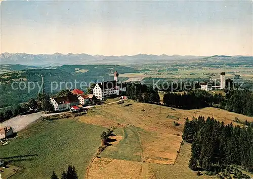 AK / Ansichtskarte Hohenpeissenberg mit Wetterstation gegen Bayerische Alpen Fliegeraufnahme Hohenpeissenberg