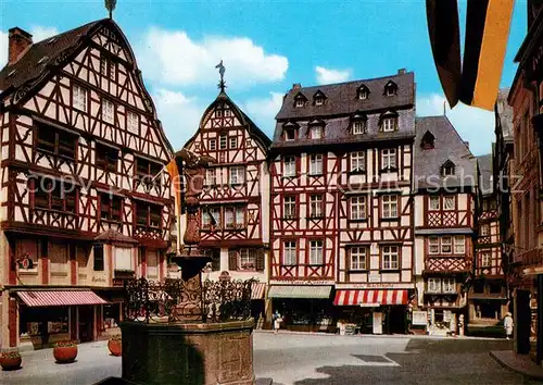 AK / Ansichtskarte Bernkastel Kues Marktplatz mit Michaelsbrunnen Bernkastel Kues