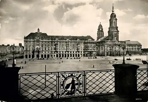 AK / Ansichtskarte Dresden Altmarkt Kreuzkirche und Rathaus Dresden