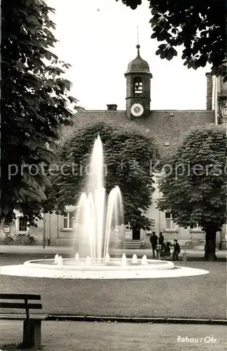 AK / Ansichtskarte Rehau_Oberfranken Maxplatz Rathaus neuer Brunnen Rehau Oberfranken