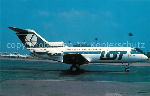 AK / Ansichtskarte Flugzeuge_Zivil LOT Yak 40 SP LEE c n  Flugzeuge Zivil