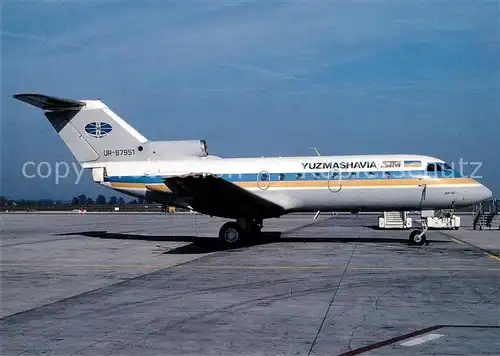 AK / Ansichtskarte Flugzeuge_Zivil Yuzhmashavia STM Yak 40K UR 87951 c n 9810957 Flugzeuge Zivil