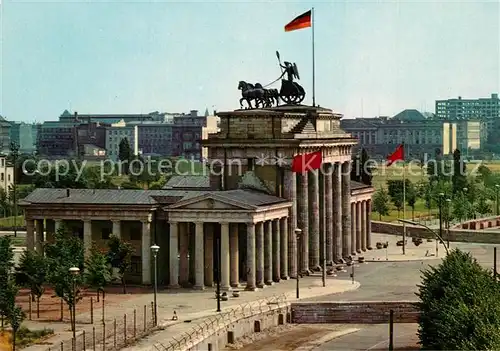 AK / Ansichtskarte Brandenburgertor Berlin Mauer  Brandenburgertor