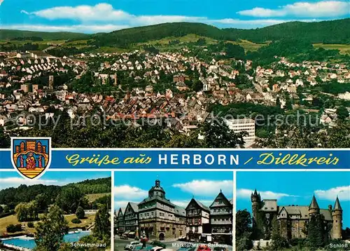 AK / Ansichtskarte Herborn_Hessen Fliegeraufnahme Schwimmbad Marktplatz mit Rathaus Schloss Herborn Hessen