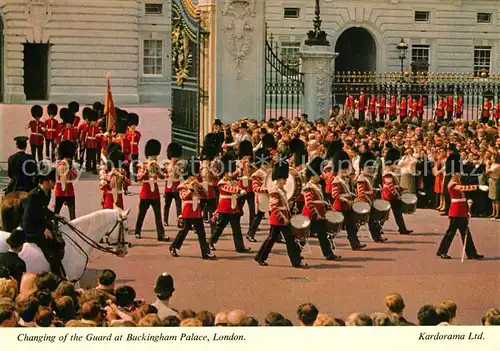 AK / Ansichtskarte London Changing of the Guard at Buckingham Palace London