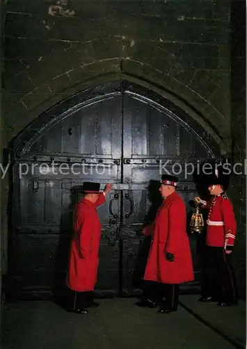 AK / Ansichtskarte London Tower Yeoman Warders closing the gate of the Middle Tower London
