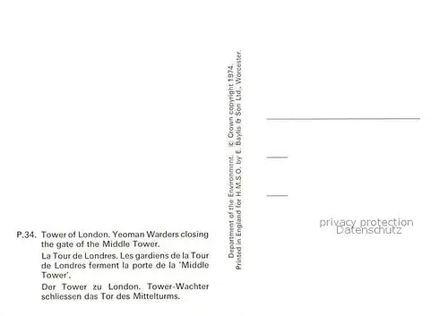 AK / Ansichtskarte London Tower Yeoman Warders closing the gate of the Middle Tower London