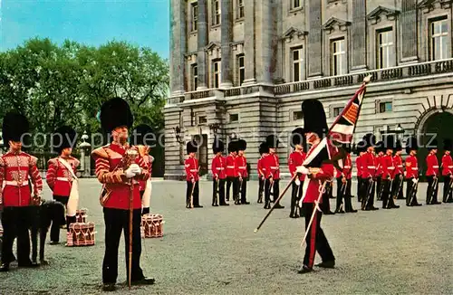AK / Ansichtskarte London Changing the Guard Ceremony at Buckingham Palace London