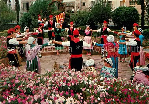 AK / Ansichtskarte Roussillon_Vaucluse La Sardane par le Groupe des Danseurs Catalans dAmelie les Bains Roussillon Vaucluse