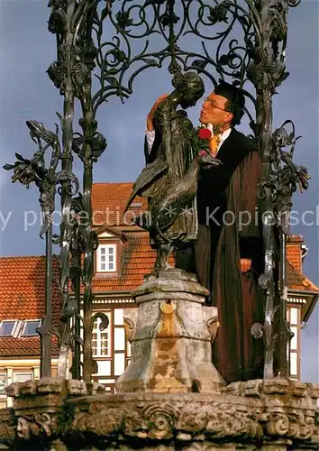 AK / Ansichtskarte Goettingen_Niedersachsen Gaenseliesel Brunnen Kuss eines frischgebackenen Doktors nach seinem Examen Goettingen Niedersachsen