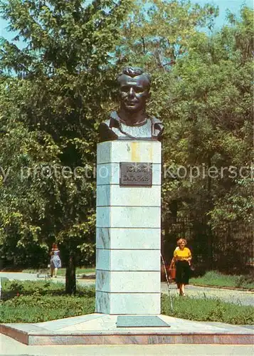 AK / Ansichtskarte Azov Gagarin Denkmal Azov