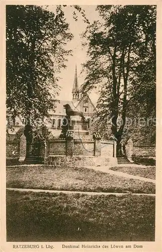 Ratzeburg Denkmal Heinrichs des Loewen am Dom Ratzeburg