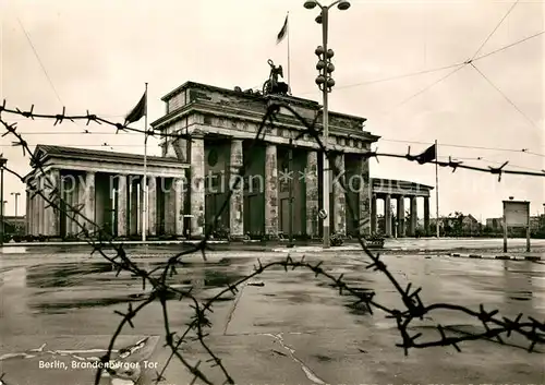 AK / Ansichtskarte Brandenburgertor Berlin Stacheldraht  Brandenburgertor