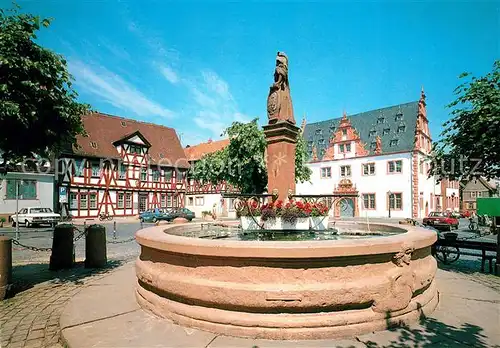 AK / Ansichtskarte Gross Umstadt Marktbrunnen und Rathaus Gross Umstadt