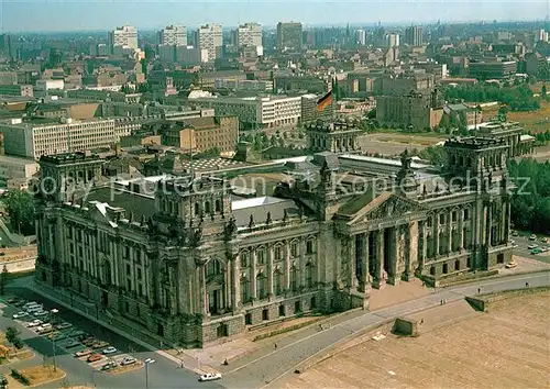 Berlin Reichstagsgebaeude mit Brandenburger Tor Fliegeraufnahme Berlin