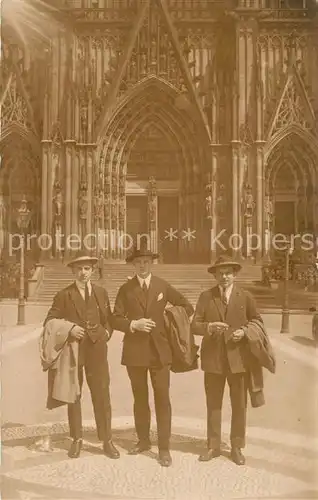 Koeln_Rhein Gruppenbild Junge Maenner vor dem Dom Koeln_Rhein