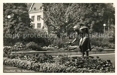 Duesseldorf Ballwerferin Statue Duesseldorf