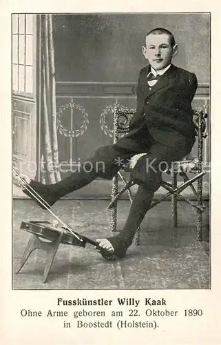 AK / Ansichtskarte Kuriosum Fusskuenstler Willy Kaak Boostedt Geige  Kuriosum