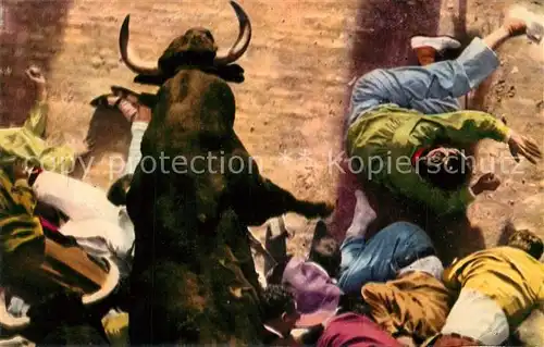 AK / Ansichtskarte Pamplona_Navarra Este toro salta por encima de los muchachos para seguir su carrera Pamplona Navarra