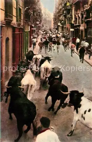 AK / Ansichtskarte Pamplona_Navarra El encieerro por la calle Estafeta Pamplona Navarra