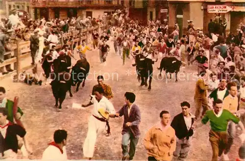 AK / Ansichtskarte Pamplona_Navarra Corriendo mozos y toros por la calle Pamplona Navarra