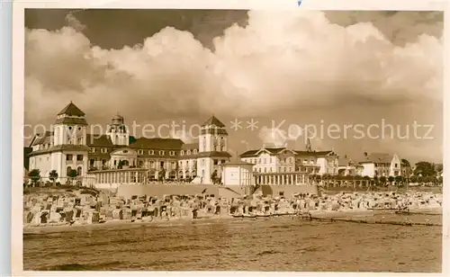 AK / Ansichtskarte Binz_Ruegen Kurhaus mit Strandleben Ostseebad Binz_Ruegen