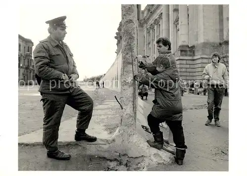 AK / Ansichtskarte Berlin Szene nach dem Mauerfall 1989 Berlin