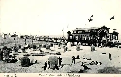 AK / Ansichtskarte Binz_Ruegen Neue Landungsbruecke mit Brueckenkopf Strand Binz_Ruegen