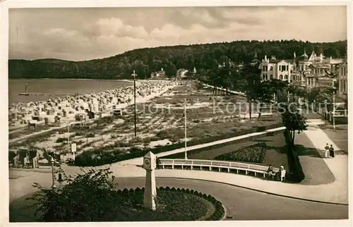AK / Ansichtskarte Binz_Ruegen Wendeplatz mit Strand Standuhr Promenade Binz_Ruegen