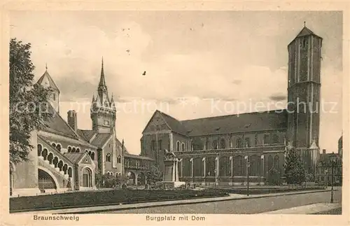Braunschweig Burgplatz mit Dom Braunschweiger Loewe Wahrzeichen Braunschweig