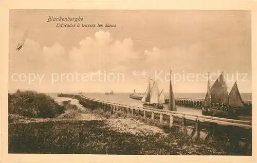 Blankenberghe Estacades a travers les dunes bateaux Blankenberghe