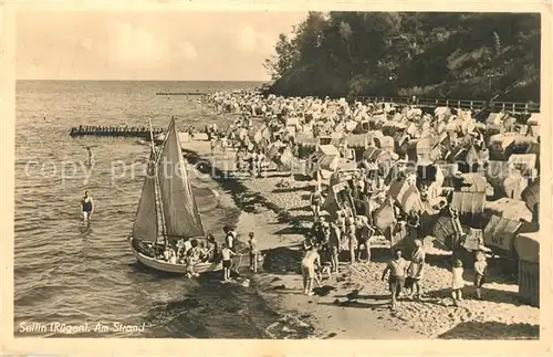 AK / Ansichtskarte Sellin_Ruegen Strandleben Segelboot Sellin Ruegen