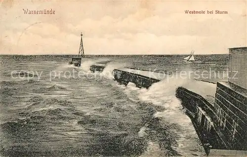 AK / Ansichtskarte Warnemuende_Ostseebad Westmole bei Sturm Warnemuende_Ostseebad