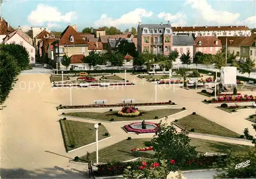 AK / Ansichtskarte Selestat_Bas_Rhin_Elsass Le Monument aux Morts et la Place de la Republique Selestat_Bas_Rhin_Elsass