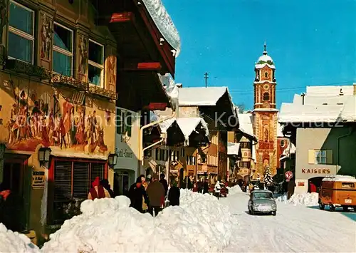 AK / Ansichtskarte Mittenwald_Bayern Obermarkt Haeuser mit Freskomalereien Lueftlmalerei Kirche im Winter Mittenwald Bayern