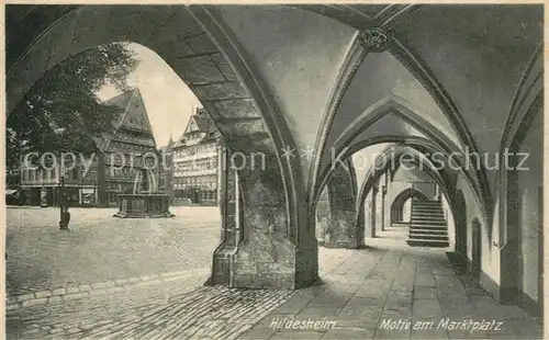 AK / Ansichtskarte Hildesheim Motiv am Marktplatz Arkaden Brunnen Historische Gebaeude Altstadt Hildesheim