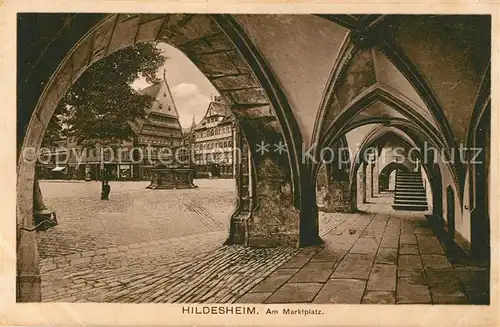 AK / Ansichtskarte Hildesheim Marktplatz Arkaden Brunnen Fachwerkhaeuser Historische Gebaeude Altstadt Hildesheim