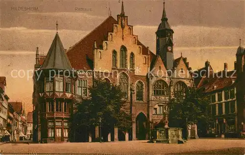 AK / Ansichtskarte Hildesheim Rathaus Brunnen Marktplatz Historische Gebaeude Altstadt Hildesheim