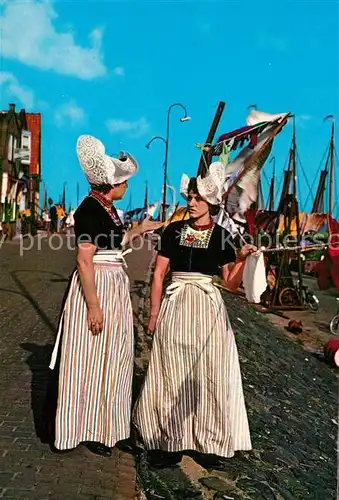 AK / Ansichtskarte Volendam Frauen in Tracht Volendam