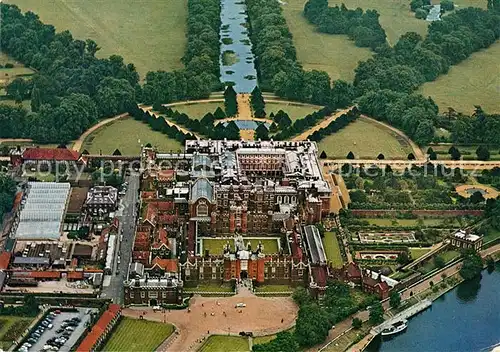 AK / Ansichtskarte Middlesex Fliegeraufnahme Hampton Court Palace Middlesex