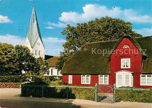 AK / Ansichtskarte Nebel_Amrum St Clemenskirche mit Friesenhaus Nebel Amrum